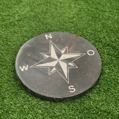 Trittstein mit Kompass 30cm Durchmesser,Oberfläche und Seite poliert 2cm stark 